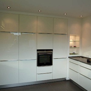 Schüller Küche in Telgte mit Spezialanfertigung beim Regal