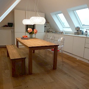 Schüller Küche grifflos mit Quarzkomposit und Downdrafthaube