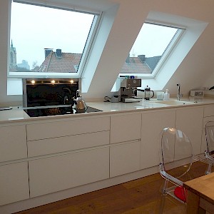 Schüller Küche grifflos mit Quarzkomposit und Downdrafthaube