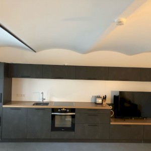 Kleine Küche mit Wohnraummöbel in der Innenstadt