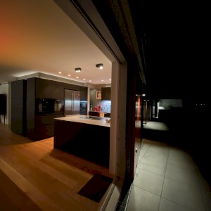 next 125 Küche mit Abendbeleuchtung