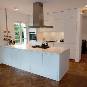 Alno Küche grifflos in Coesfeld mit Spiegelsockel