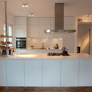 Alno Küche grifflos in Coesfeld mit Spiegelsockel