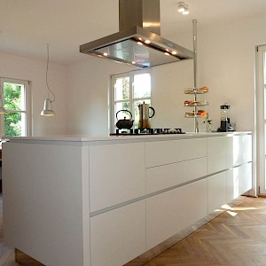 Alno Küche grifflos in Coesfeld mit Spiegelsockel