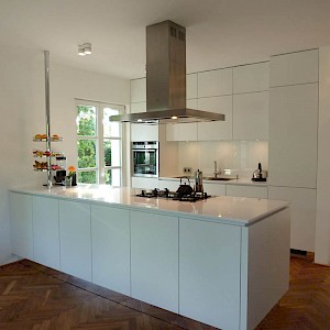 Alno Küche grifflos in Coesfeld mit Spiegelsockel