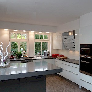 Alno Küche in Legden mit Pultplatte bei Insel aus Quarzkomposit