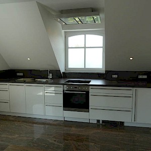 Nolte Küche mit Deckenhaube und Sockelheizung