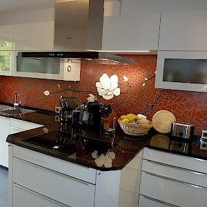 Schüller Küche in Münster mit Star-Galaxy Granitplatte und herausgezogener Herdlösung