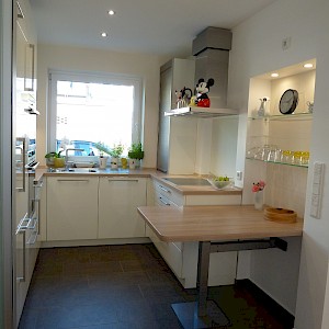 Schüller-Küche in Münster mit Kochnische und höhenverstellbarem Tisch