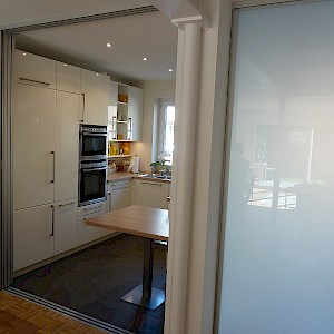 Schüller-Küche in Münster mit Kochnische und höhenverstellbarem Tisch