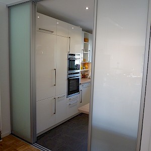 Glastrennelemente mit flächenbündiger Bodenschiene