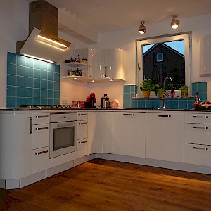 Abgerundete Nolte Küche mit aufgdoppelter Quarzkompositplatte in Münster