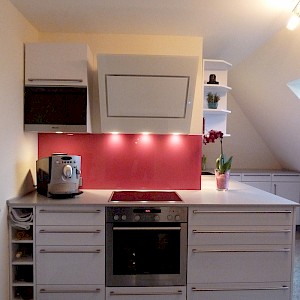 Extra hohe Nobiliaküche für einen Kunden aus Münster mit pinker Glasnische