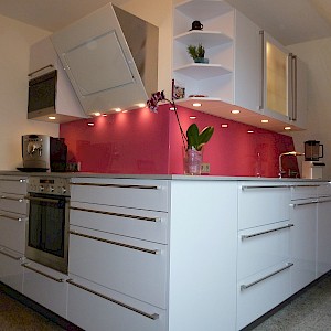 Extra hohe Nobiliaküche für einen Kunden aus Münster mit pinker Glasnische