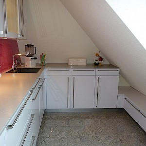 Extra hohe Nobiliaküche für einen Kunden aus Münster mit pinker Glasnische