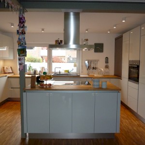 Schüller Küche grifflos in hellgrau mit Echtholzarbeitsplatte in Münster