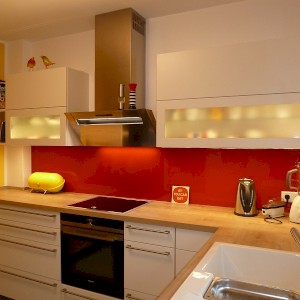 Extra hohe Schüller Küche in Münster-Hiltrup mit roter Glasnische